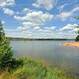 Großer Brombachsee, rechts Badegäste am Sandstrand