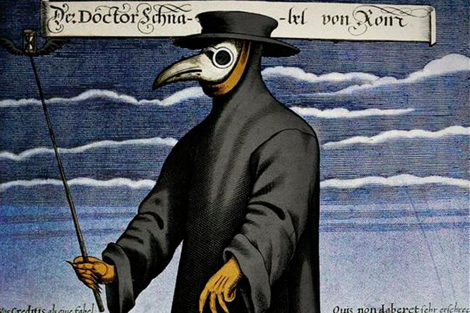 Pestdoktor trägt Schnabelmaske 0.7144