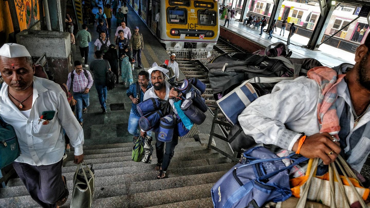 Mumbais-Dabbawalas-Das-rasante-Leben-der-legend-ren-Essenslieferanten-GEOplus