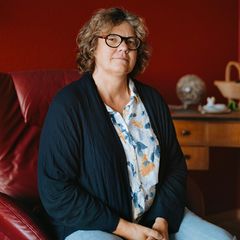 Keine Therapie konnte bislang Monika Kelles Depression lindern. Das schafft nun eine stabförmige Elektrode in ihrem Gehirn mithilfe von kleinen Stromstößen. Die Tiefe Hirnstimulation könnte die Psychiatrie revolutionieren 
