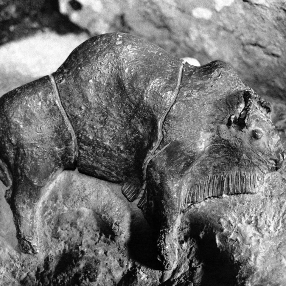 Figur eines aus Lehm geformten Steppenbisons, Steinzeitkunst, sw-Bild