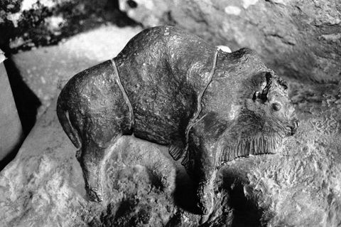 Figur eines aus Lehm geformten Steppenbisons, Steinzeitkunst, sw-Bild