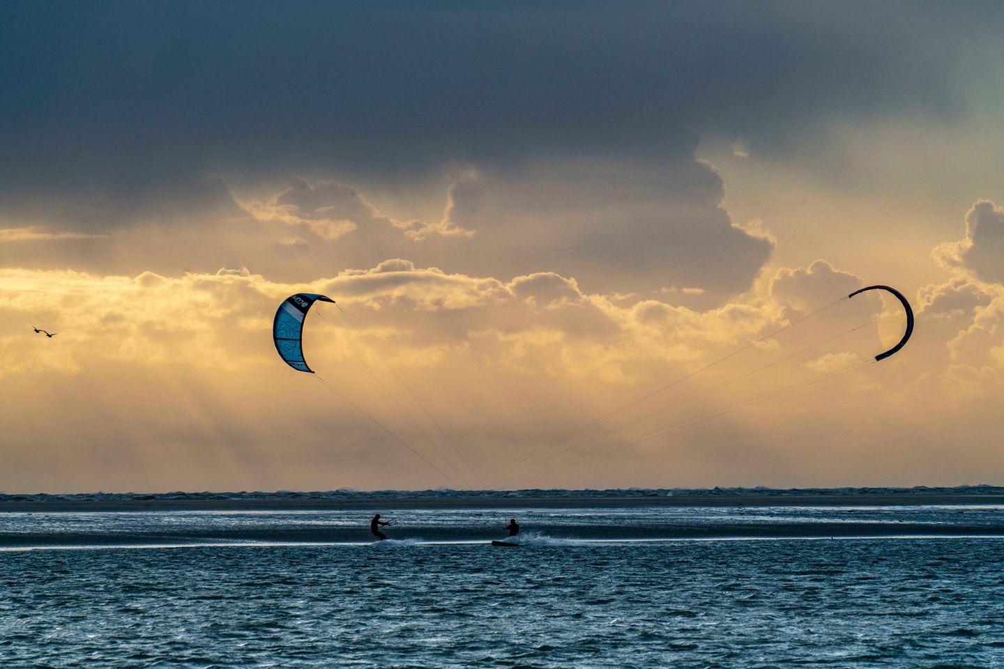 Auf dem Brett: Spaß in den Wellen Kitesurfer vor Borkum