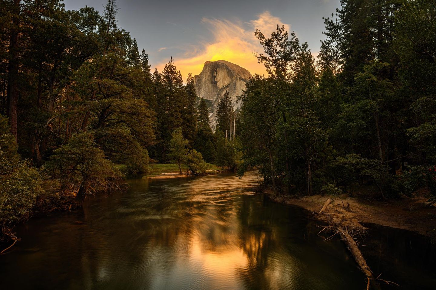 Yosemite Nationalpark, Kalifornien Reflection of Half Dome in Merced River presents a captivating scene where the iconic Half Dome of Yosemite National Park is mirrored in the tranquil waters of the Merced River. This breathtaking image captures the grandeur of the granite rock formation and the surrounding landscape, enhanced by the stillness of the river that allows for a perfect reflection. The play of light and shadow adds depth and dimension to the composition, creating a serene and picturesque view of one of nature's marvels.