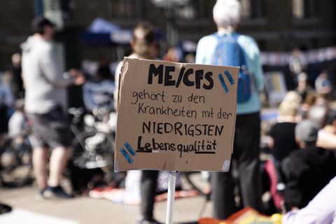 ME/CFS-Erkrankte: "Es gibt Tage, an denen ich vor Schmerzen keine Socken tragen kann"