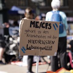 ME/CFS-Erkrankte: "Es gibt Tage, an denen ich vor Schmerzen keine Socken tragen kann"