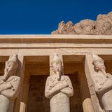 Drei Osirisstatuen am Totentempel der Hatschepsut
