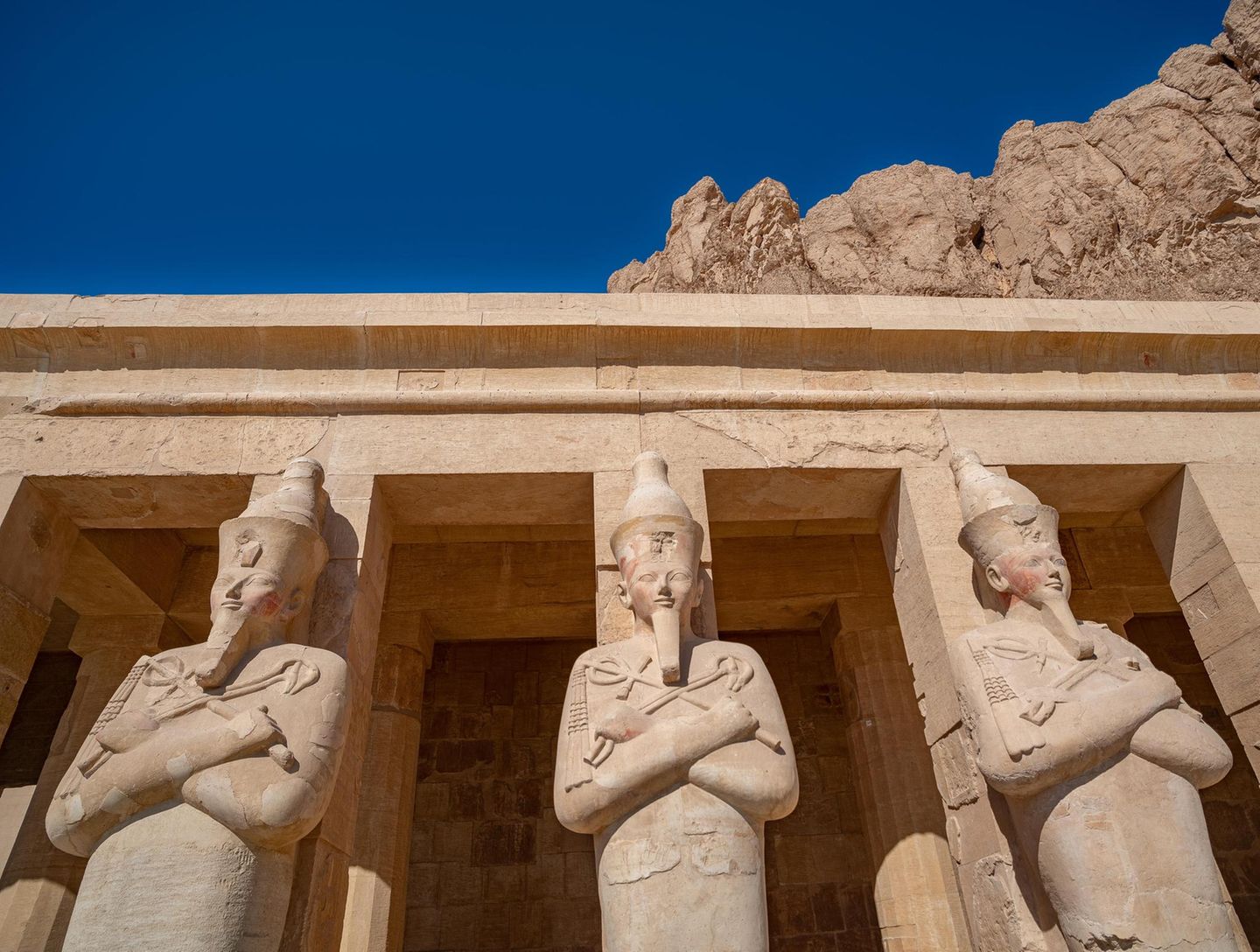 Vollbracht Drei Osirisstatuen am Totentempel der Hatschepsut