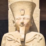 Altägyptische Osiris-Statue, mit Krone, Zeptern und Fliegenwedel