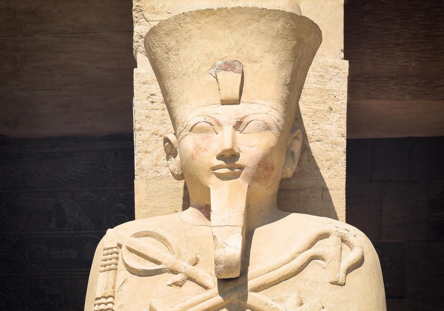 Altägyptische Osiris-Statue, mit Krone, Zeptern und Fliegenwedel