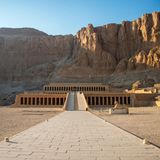 Ein Plattenweg führt über eine Rampe auf die erste Terrasse des Totentempels der Hatschepsut vor einer Felswand