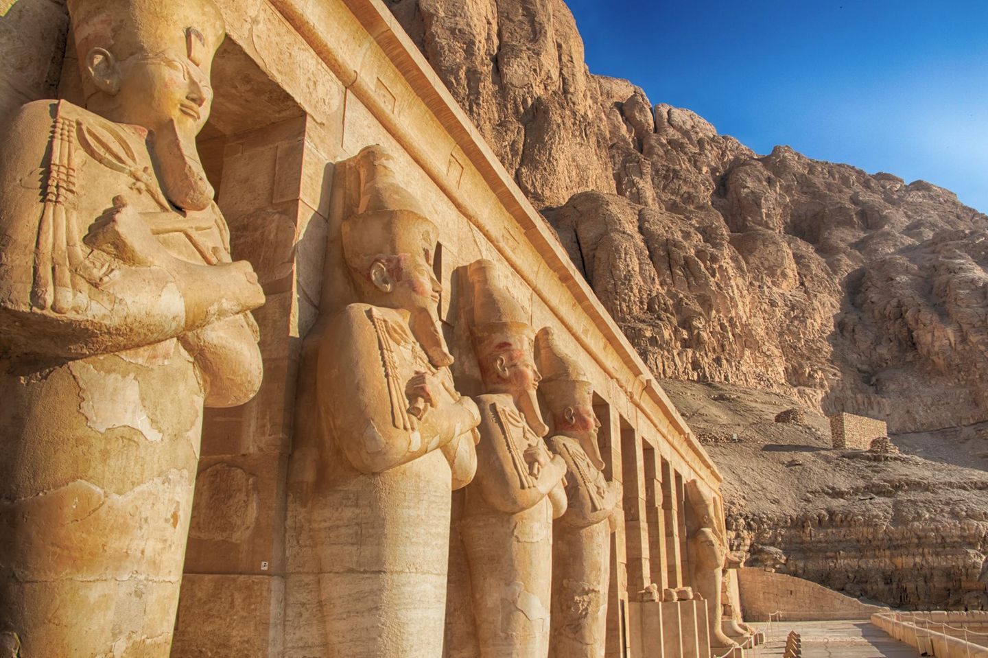 Statuen der Hatschepsut als Osiris schmücken die Pfeiler des Terrassentempels