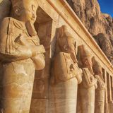 Statuen der Hatschepsut als Osiris schmücken die Pfeiler des Terrassentempels