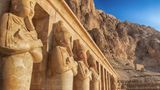 Statuen der Hatschepsut als Osiris schmücken die Pfeiler des Terrassentempels