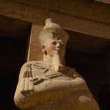 Altägyptische Statue der Hatschepsut als Osiris mit gekreuzten Armen, Götterbart und Krone von schräg unten