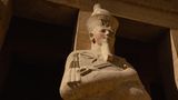 Altägyptische Statue der Hatschepsut als Osiris mit gekreuzten Armen, Götterbart und Krone von schräg unten