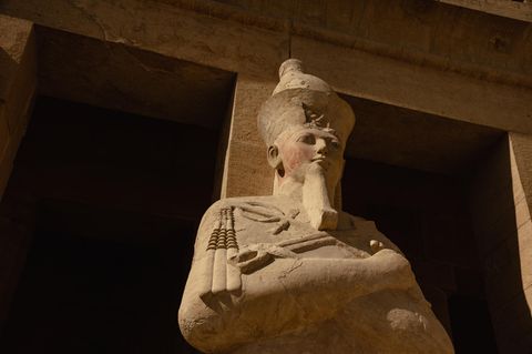Altägyptische Statue der Hatschepsut als Osiris mit gekreuzten Armen, Götterbart und Krone von schräg unten