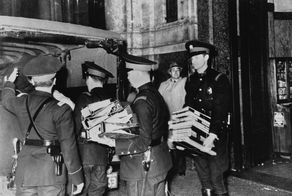 Argentinische Polizisten stellen 1941 bei einer Razzia gegen nationalsozialistische Umtriebe Aktenordner sicher Argentinische Polizisten stellen 1941 bei einer Razzia gegen nationalsozialistische Umtriebe Aktenordner sicher