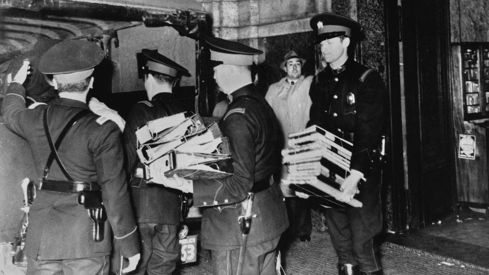 Argentinische Polizisten stellen 1941 bei einer Razzia gegen nationalsozialistische Umtriebe Aktenordner sicher