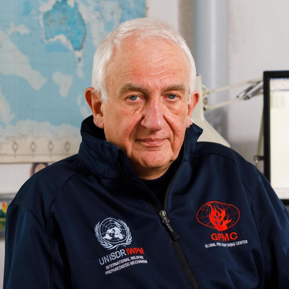 Der Forstwissenschaftler Johann Georg Goldammer leitet die Arbeitsgruppe Feuerökologie am Max-Planck-Institut für Chemie und der Universität Freiburg sowie das Global Fire Monitoring Center. Es berät Regierungen und internationale Organisationen bei der Umsetzung wissenschaftlicher Brandschutzempfehlungen 