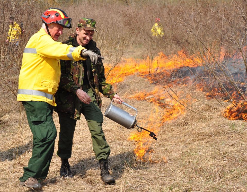 Johann Georg Goldammer beim Training von ukrainischen Spezialkräften in Oster nördlich von Kiew. Geprobt wird der Einsatz von Feuer zur Pflege offener Landstücke und das Anlegen von Gegenfeuer zur Feuerbekämpfung
