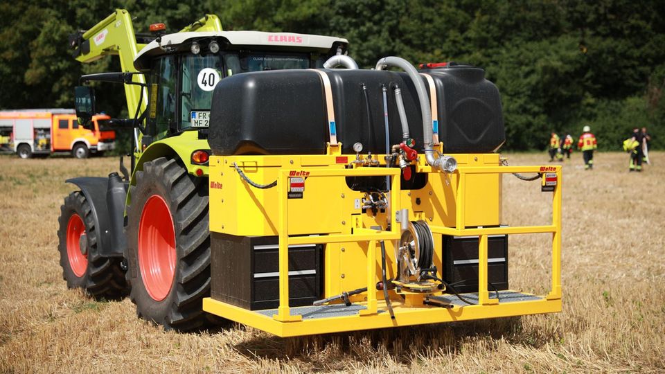 Der Lösch- oder Tankrucksack für Traktoren bewährte sich schon in Bayern bei einem Feldbrand und ist seit 2024 auch im Forstamt Kaliß in Mecklenburg-Vorpommern im Einsatz zur Waldbrandbekämpfung