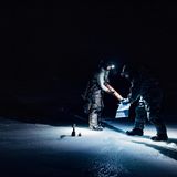 Die Biologen James Bradley und Catherine Larose bei Eisbohrungen am norwegischen Archipel Spitzbergen