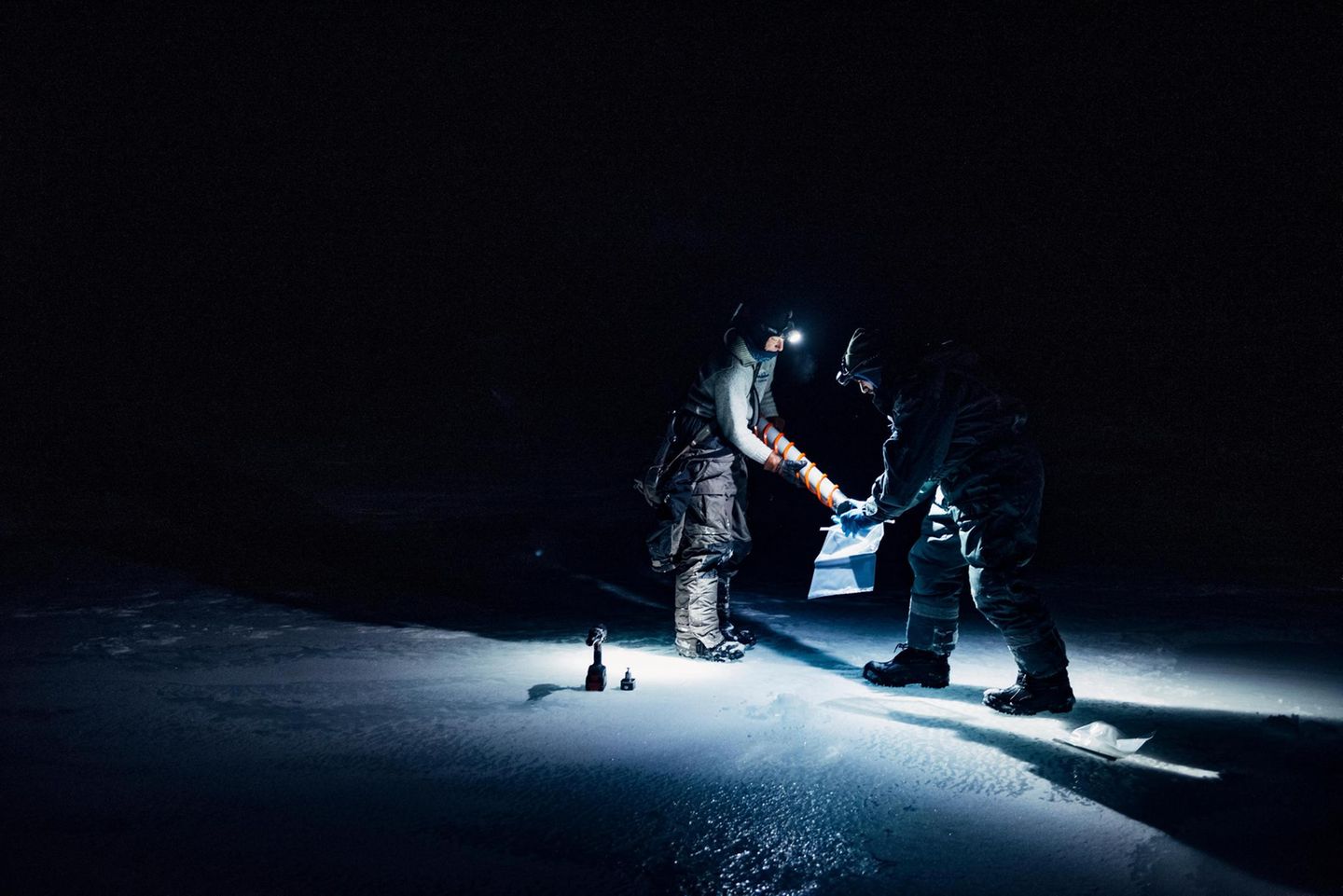 Bohrungen in der Polarnacht Die Biologen James Bradley und Catherine Larose bei Eisbohrungen am norwegischen Archipel Spitzbergen