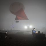 Es ist Ballon im Nebel voller Messinstrumente zu sehen, den das Forscherteam auf einem griechischen Berggipfel steigen ließ