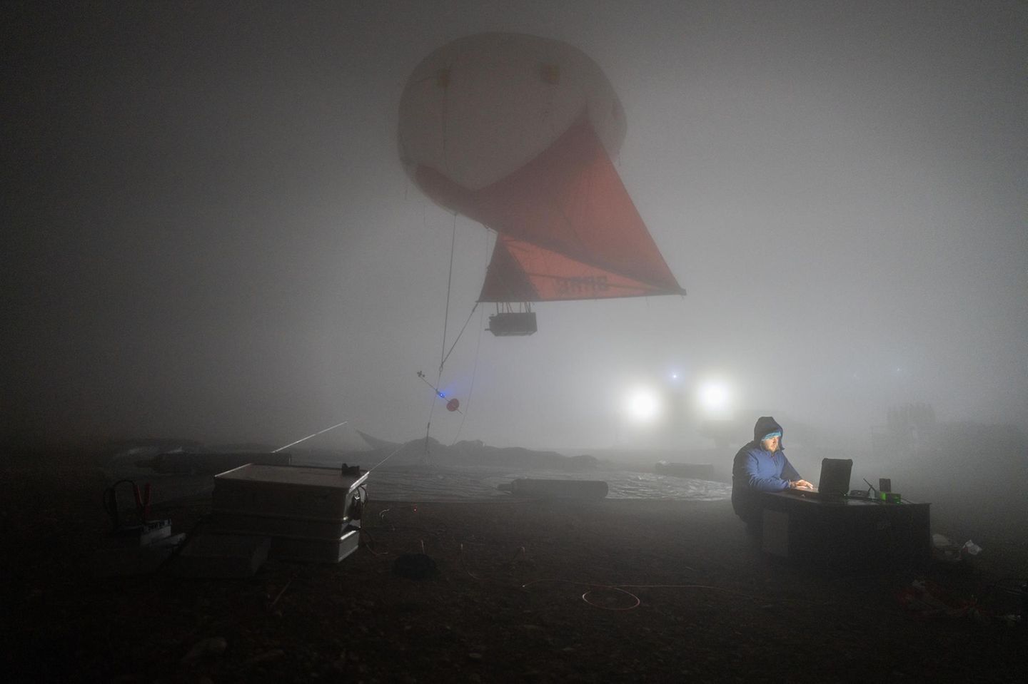 Es ist Ballon im Nebel voller Messinstrumente zu sehen, den das Forscherteam auf einem griechischen Berggipfel steigen ließ