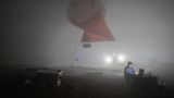 Es ist Ballon im Nebel voller Messinstrumente zu sehen, den das Forscherteam auf einem griechischen Berggipfel steigen ließ