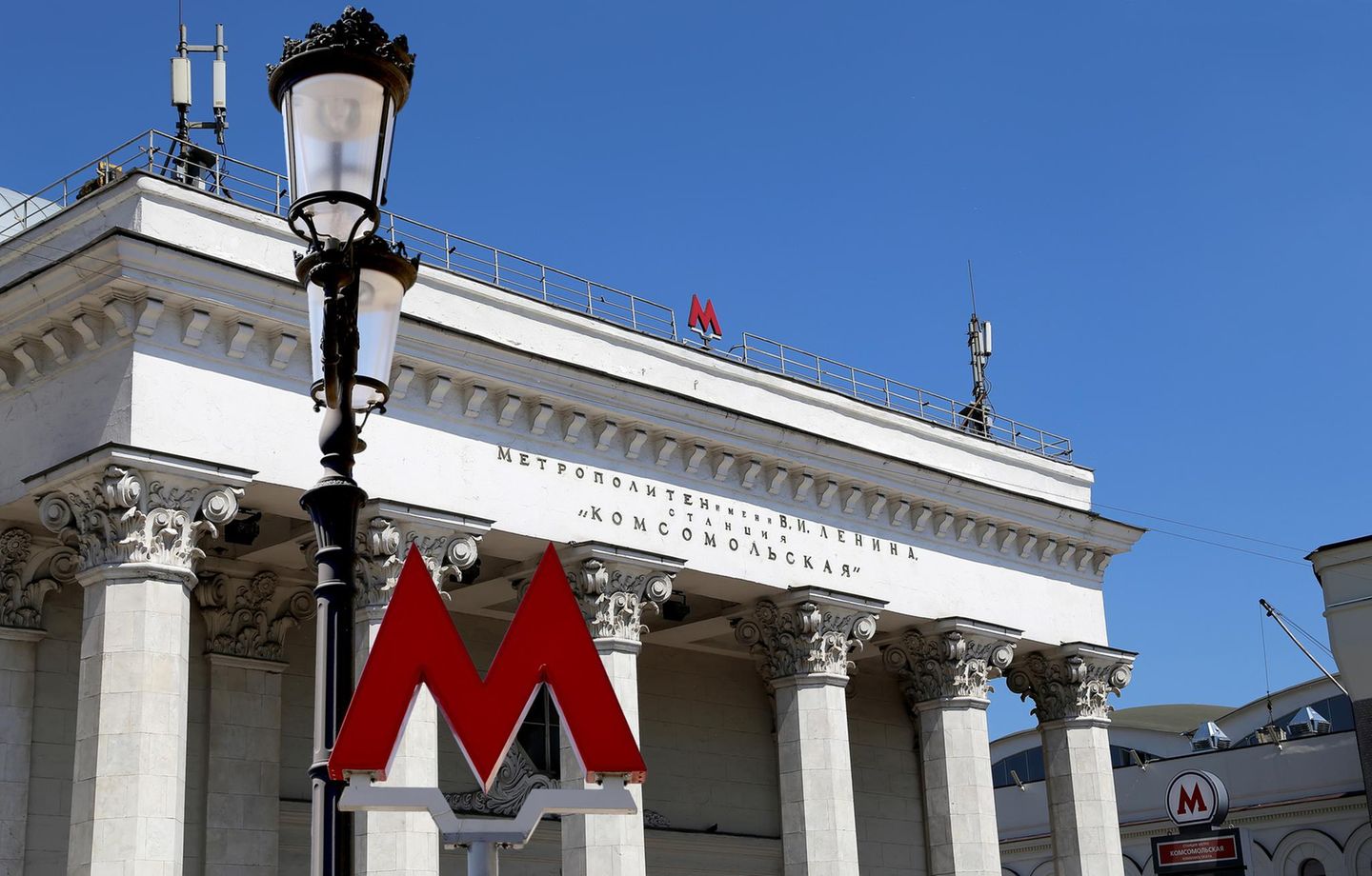 Weißes Säulenportal mit den großen roten Buchstaben "M", Eingang zu einer Metro in Moskau