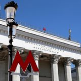Weißes Säulenportal mit den großen roten Buchstaben "M", Eingang zu einer Metro in Moskau