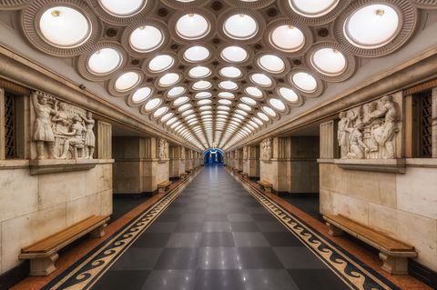 Halle mit gewölbter Decke, rechts und links Marmorreliefs