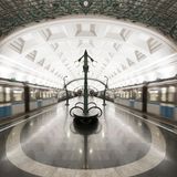 unterirdischer U-Bahnsteig mit zwei Zügen rechts und links, überwölbt von einer weißen Kassettendecke