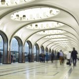 Weiße Bögen mit runden Oberlichtern dazwischen überspannen den zentralen Bahnsteig