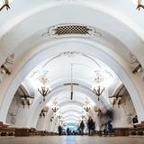 Kronleuchter erhellen die mit einer elliptischen Stuckdecke überwölbte Bahnsteighalle