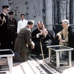 Der saudische König Abd al-Aziz (Mitte) und US-Präsident Franklin D. Roosevelt (rechts) an Bord der "USS Quincy"