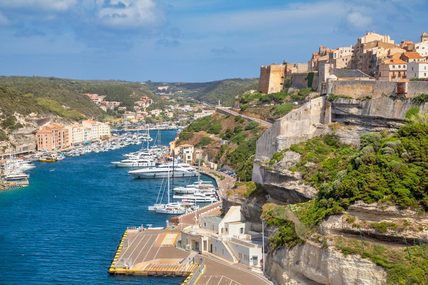 Korsika, Frankreich Bonifacio, the citadel and the port with many moored boats. Corse-du-Sud, Corsica, France