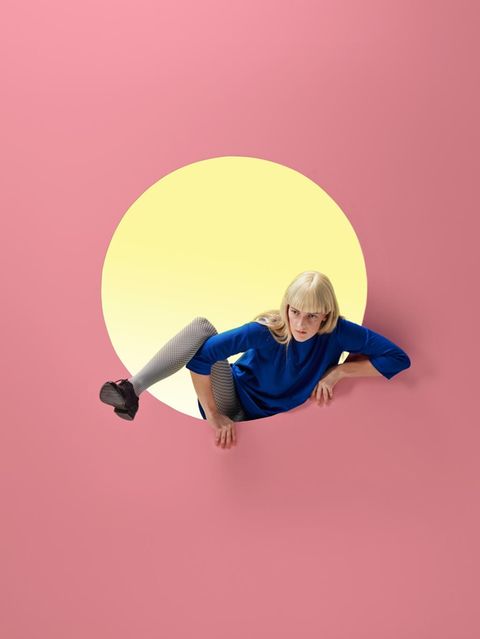 Eine Frau steigt aus einem gelben Kreis