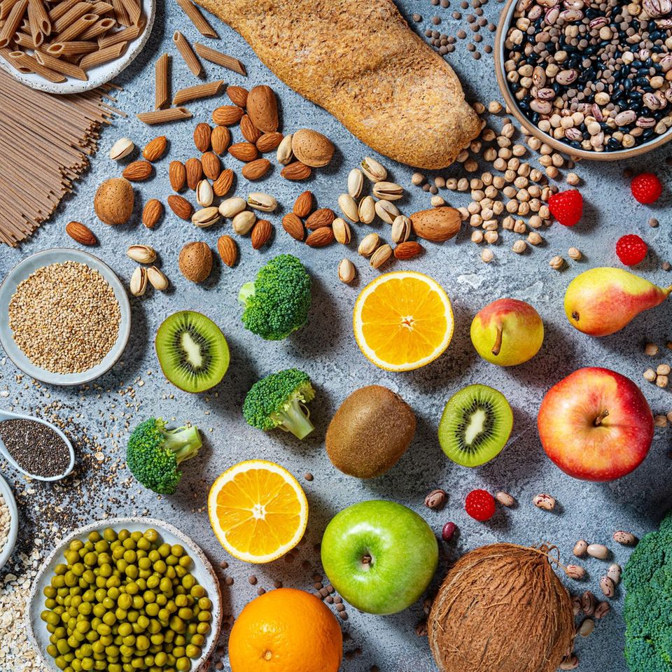 Bunte Auswahl an pflanzlichen Lebensmitteln auf einer Unterlage