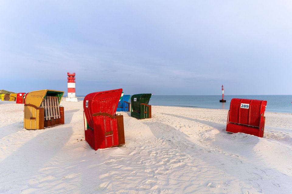 Strandkörbe am Strand der Düne Helgoland, Nordsee, Schleswig-Holstein, Deutschland, Nationalpark, Insel, Urlaubsinsel