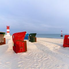 Strandkörbe am Strand der Düne Helgoland, Nordsee, Schleswig-Holstein, Deutschland, Nationalpark, Insel, Urlaubsinsel
