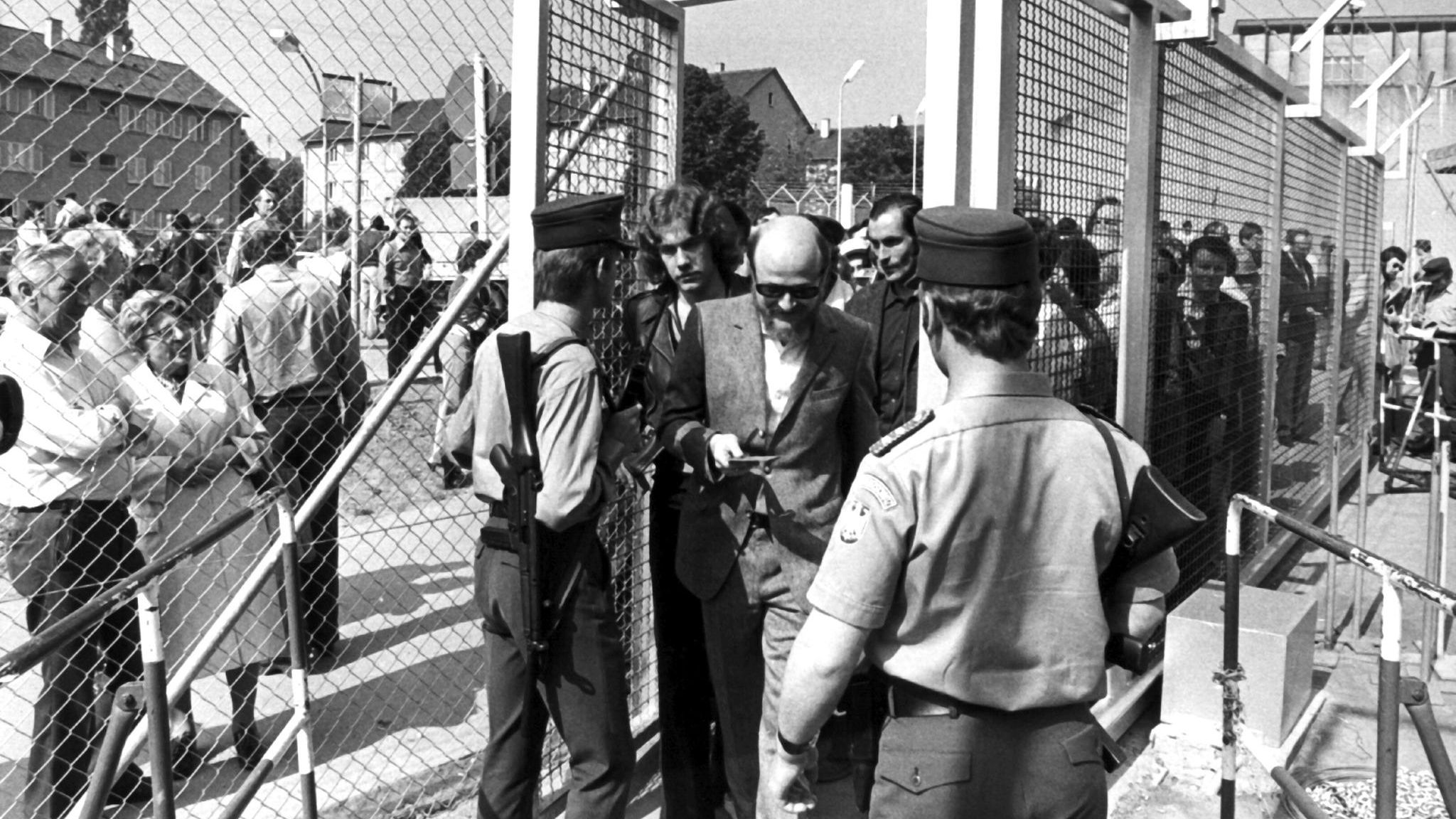 Prozesszuschauer beim Betreten des Sicherheitsbereichs