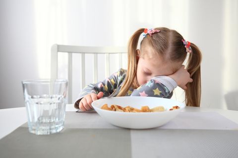 Betroffene zeigen häufig schon früh Auffälligkeiten beim Essen, zum Beispiel beim Stillen oder wenn man Beikost einführt