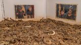 Dicht an dicht drängen sich Hunderte Westliche Diamant-Klapperschlangen in einer Grube – einige ersticken, während Kinder sie betrachten. Die Szene stammt vom alljährlichen "Rattlesnake Round-up" in Sweetwater, Texas, einem seit 1958 bestehenden "Spektakel". Die aus der Wildnis gefangenen Tiere werden vermessen, ihr Geschlecht bestimmt, das Gift extrahiert – anschließend tötet man sie, um Haut, Fleisch und Organe zu verwerten. Das Bild wirft einen schonungslosen Blick auf eine Tradition, die unter dem Deckmantel des Brauchtums massive Eingriffe in die Natur rechtfertigen soll.