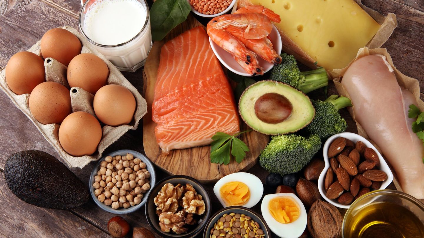 Proteinreiche Lebensmittel wie Fisch, Nüsse, Eier und Linsen auf einem Tisch