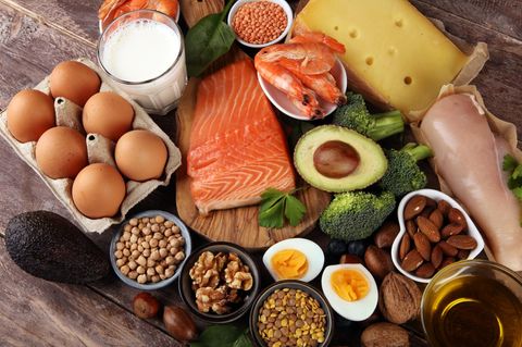 Proteinreiche Lebensmittel wie Fisch, Nüsse, Eier und Linsen auf einem Tisch