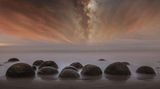Die Moeraki Boulders an der Küste von Otago auf der Südinsel Neuseelands wirken wie von einem anderen Planeten: Die bis zu 2,20 Meter großen Felsen sind nahezu kugelförmig und ragen bei auflaufendem Wasser teilweise aus dem Meer. Alvin Wu fotografierte die Moeraki Boulders in der Nacht, flankiert vom leuchtenden Band der Milchstraße, das sich am Horizonz mit dem atmosphärischen Leuchten auf der Wasseroberfläche vermischt.