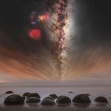 Die Moeraki Boulders an der Küste von Otago auf der Südinsel Neuseelands wirken wie von einem anderen Planeten: Die bis zu 2,20 Meter großen Felsen sind nahezu kugelförmig und ragen bei auflaufendem Wasser teilweise aus dem Meer. Alvin Wu fotografierte die Moeraki Boulders in der Nacht, flankiert vom leuchtenden Band der Milchstraße, das sich am Horizonz mit dem atmosphärischen Leuchten auf der Wasseroberfläche vermischt.
